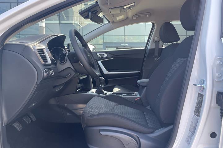 Hvid Kia Ceed fra 2023 set indefra