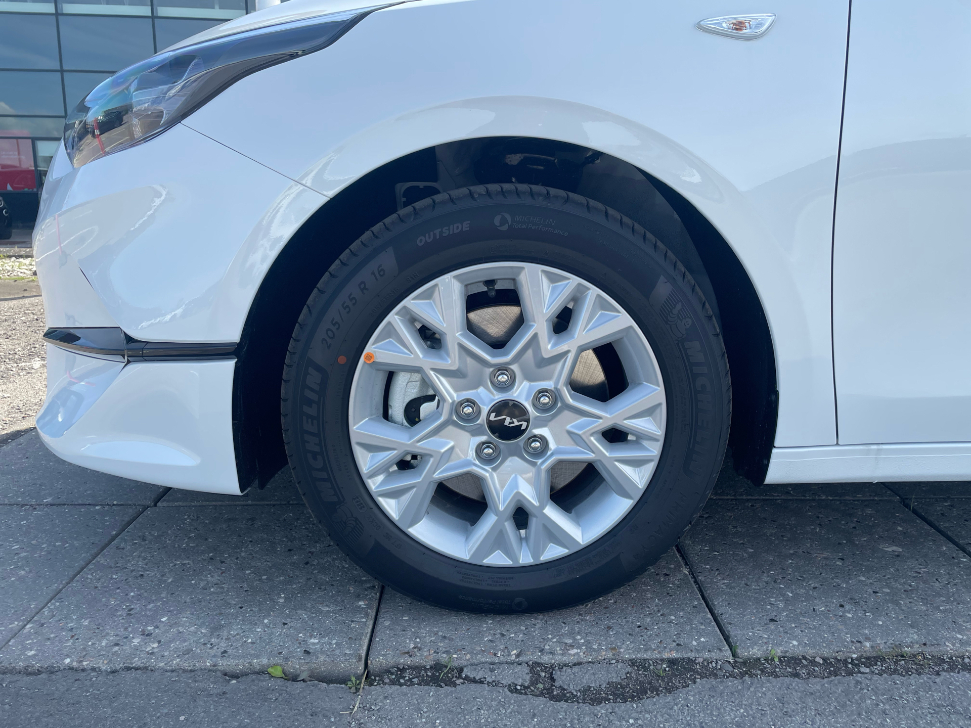 Hvid Kia Ceed fra 2023