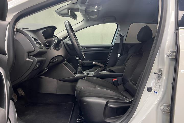 Hvid Renault Mégane fra 2017 set indefra