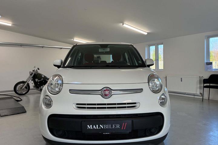 Hvid Fiat 500L fra 2012 set udefra