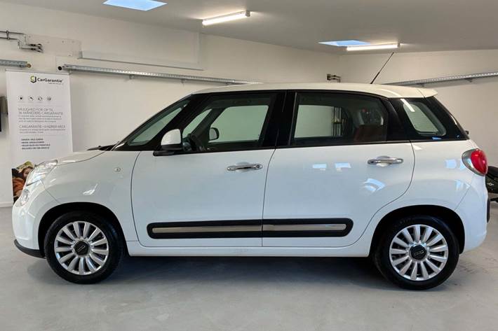 Hvid Fiat 500L fra 2012