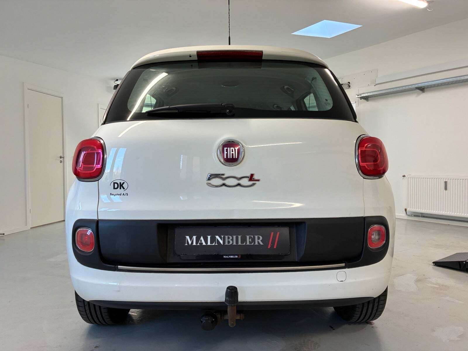 Hvid Fiat 500L fra 2012 set udefra