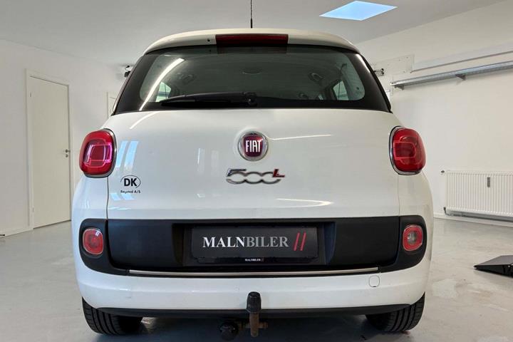 Hvid Fiat 500L fra 2012 set udefra