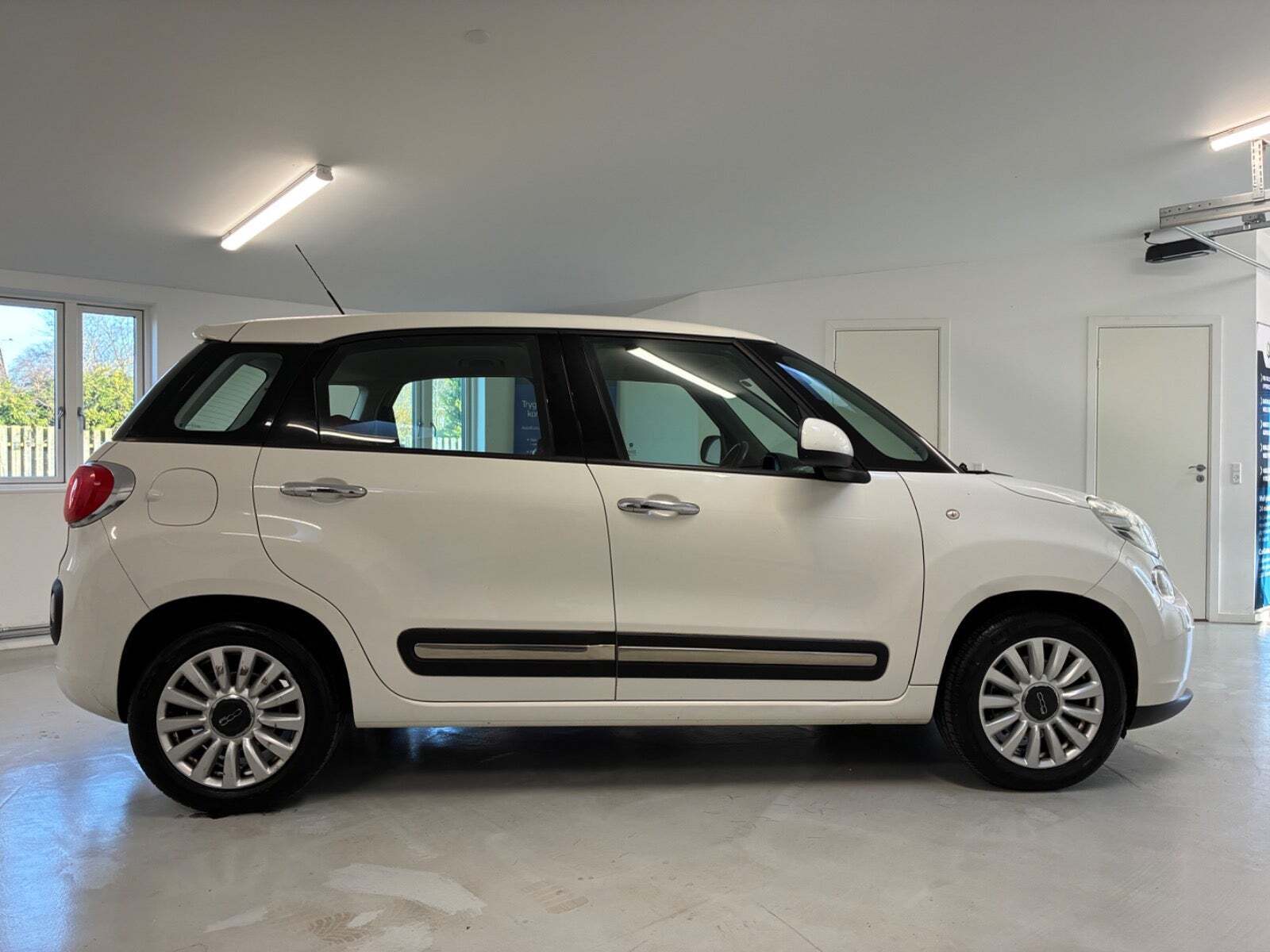 Hvid Fiat 500L fra 2012