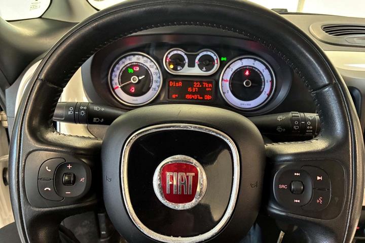 Hvid Fiat 500L fra 2012 set indefra