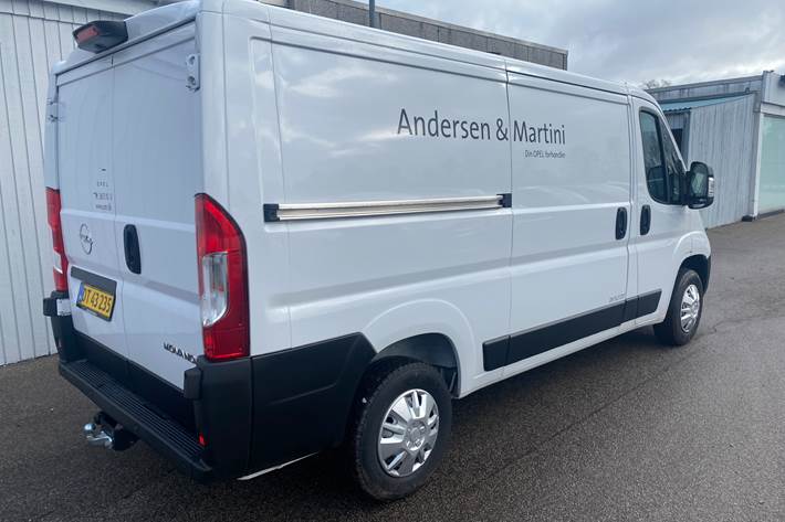 Hvid Opel Movano fra 2023