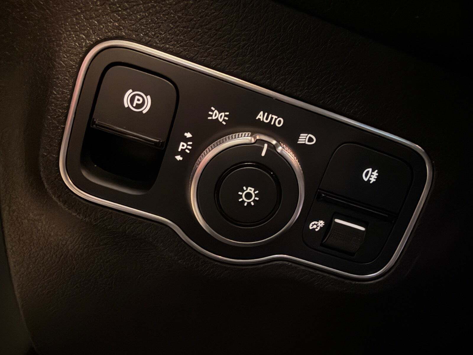 Grå Mercedes EQB250 fra 2023