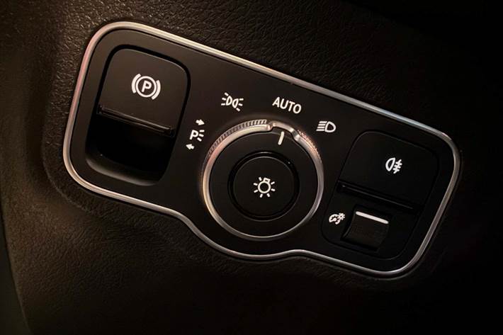 Grå Mercedes EQB250 fra 2023