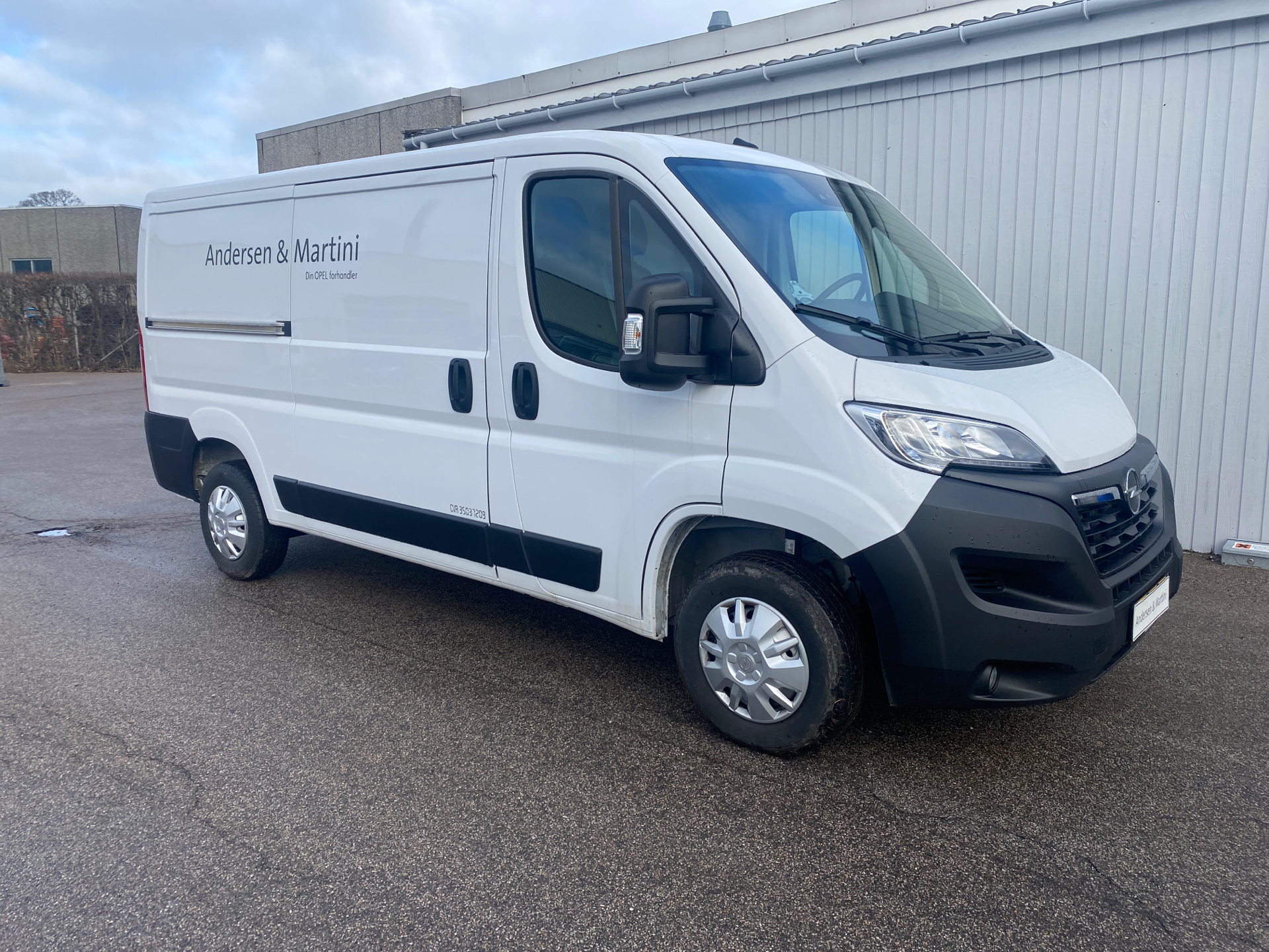 Hvid Opel Movano fra 2023