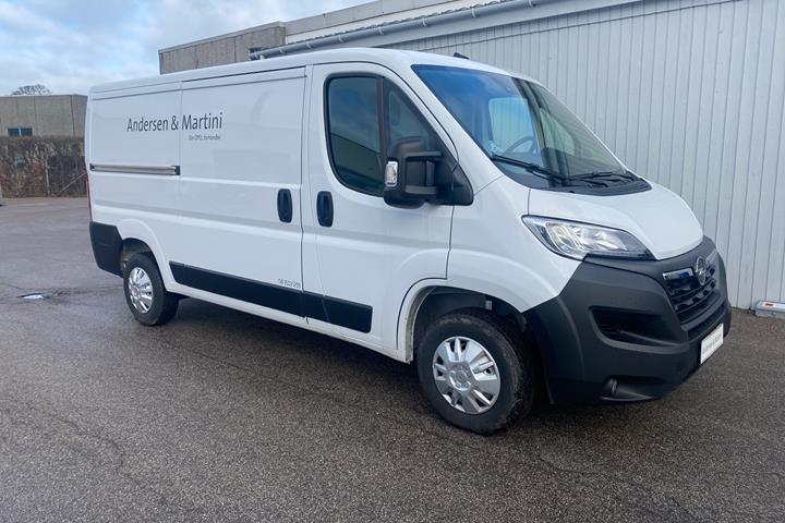 Hvid Opel Movano fra 2023