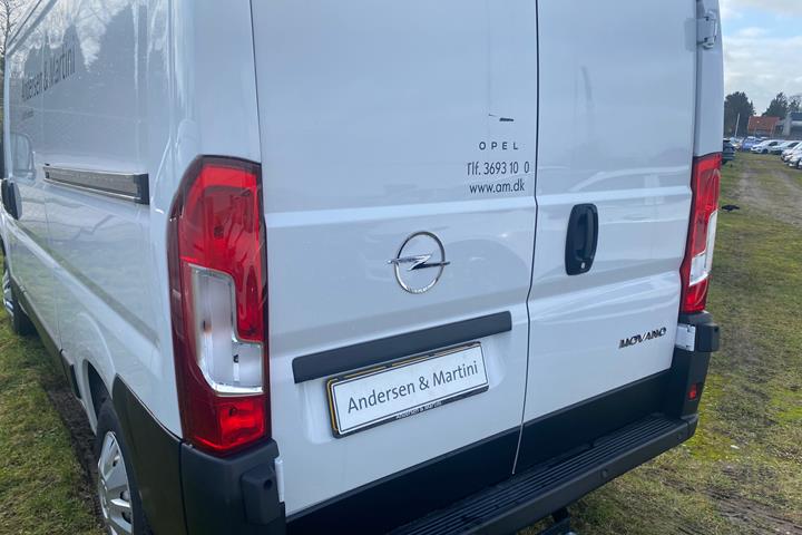Hvid Opel Movano fra 2023
