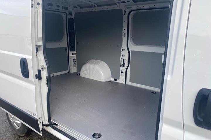 Hvid Opel Movano fra 2023