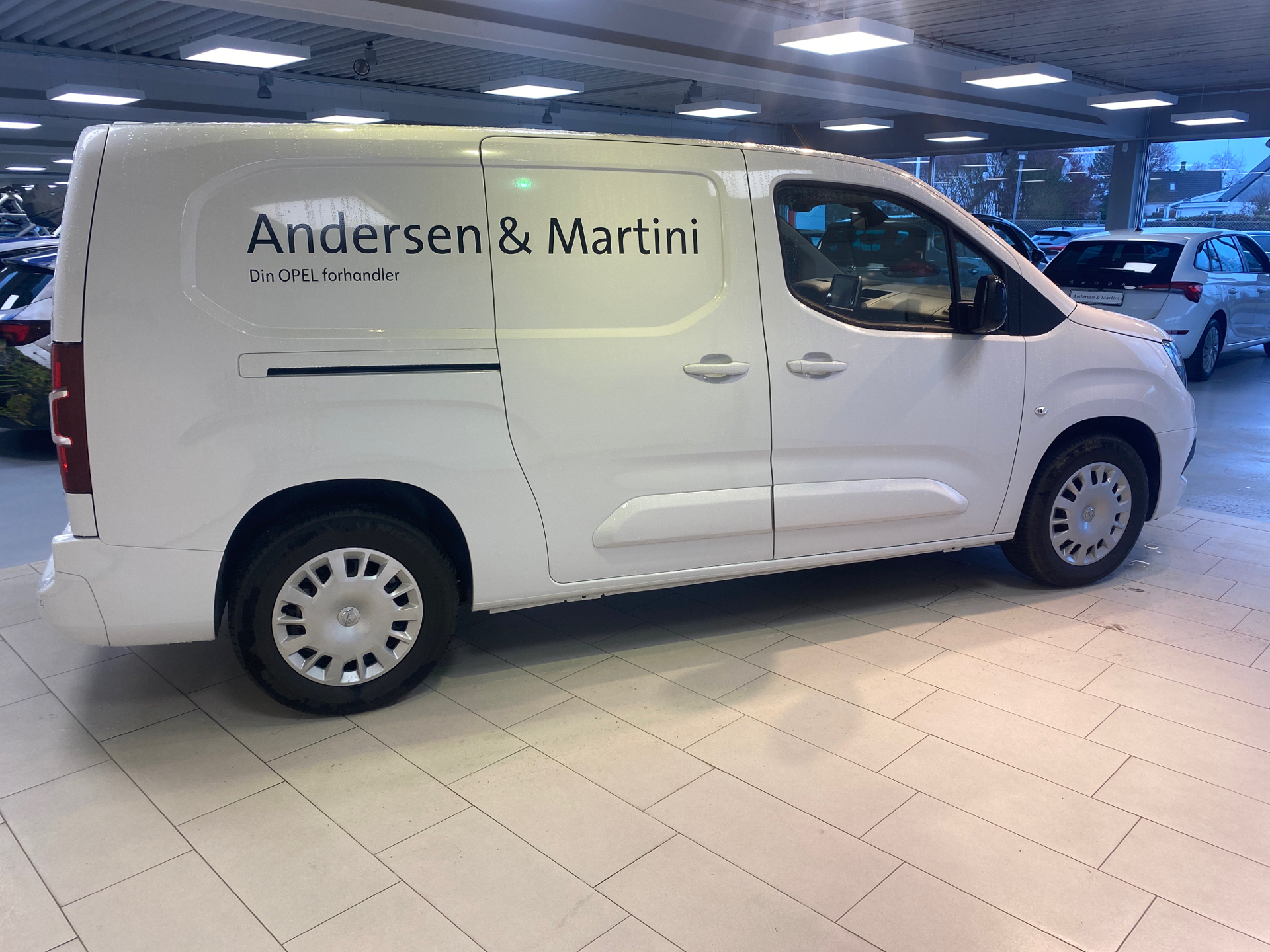 Hvid Opel Combo-e fra 2023