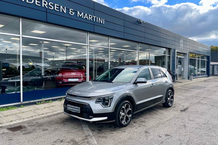 Grå Kia Niro fra 2023 set udefra