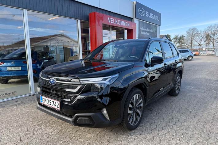 Sort Subaru Forester fra 2025 set udefra