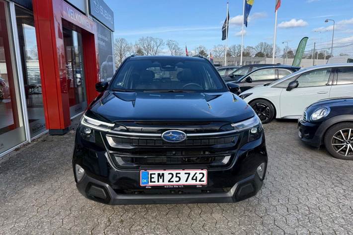 Sort Subaru Forester fra 2025