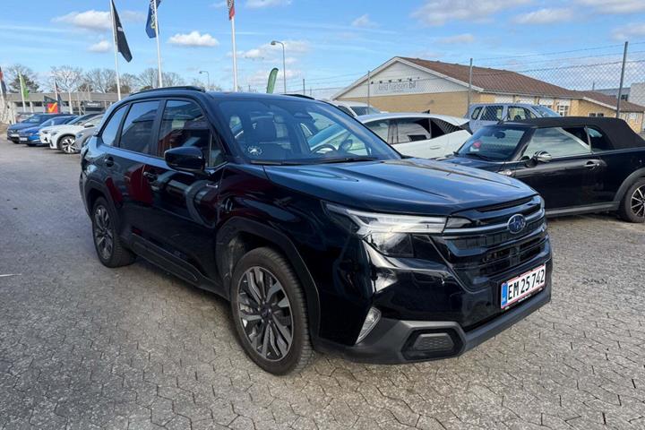 Sort Subaru Forester fra 2025