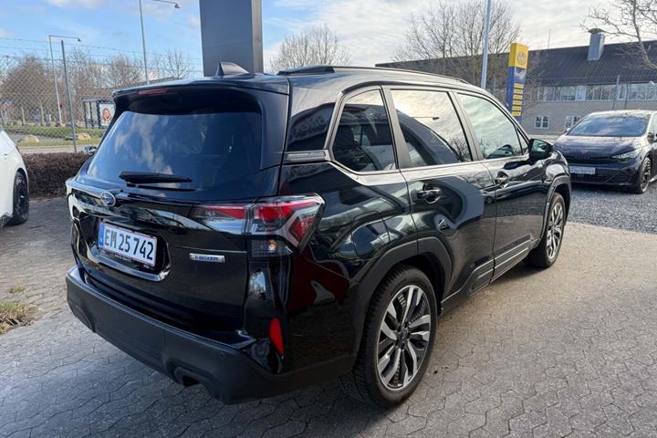 Sort Subaru Forester fra 2025
