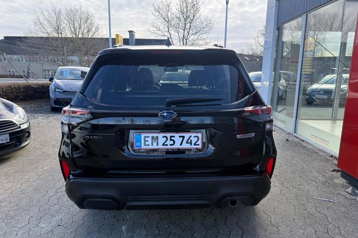 Sort Subaru Forester fra 2025