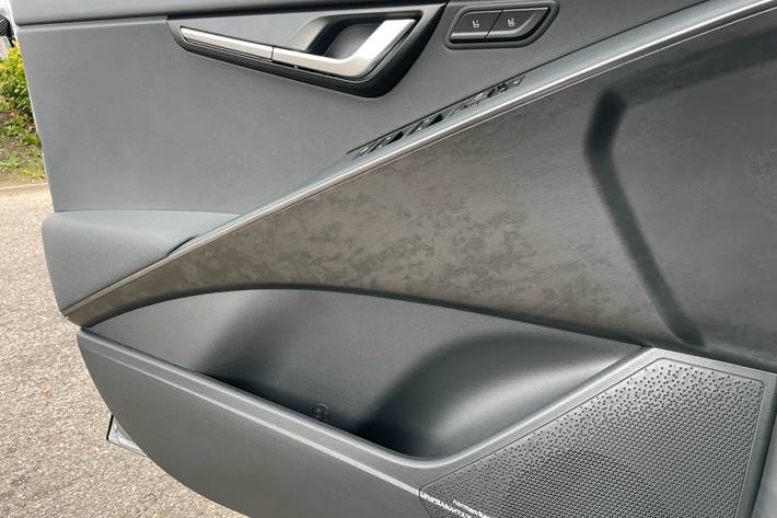 Grå Kia Niro fra 2023