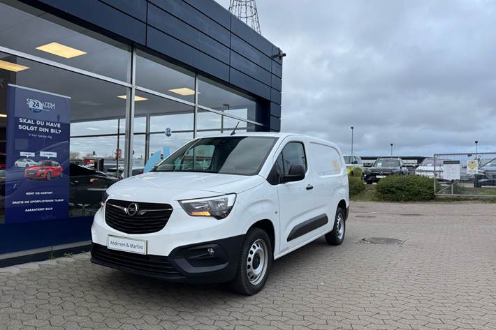 Hvid Opel Combo fra 2022 set udefra