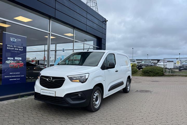 Hvid Opel Combo fra 2022 set udefra