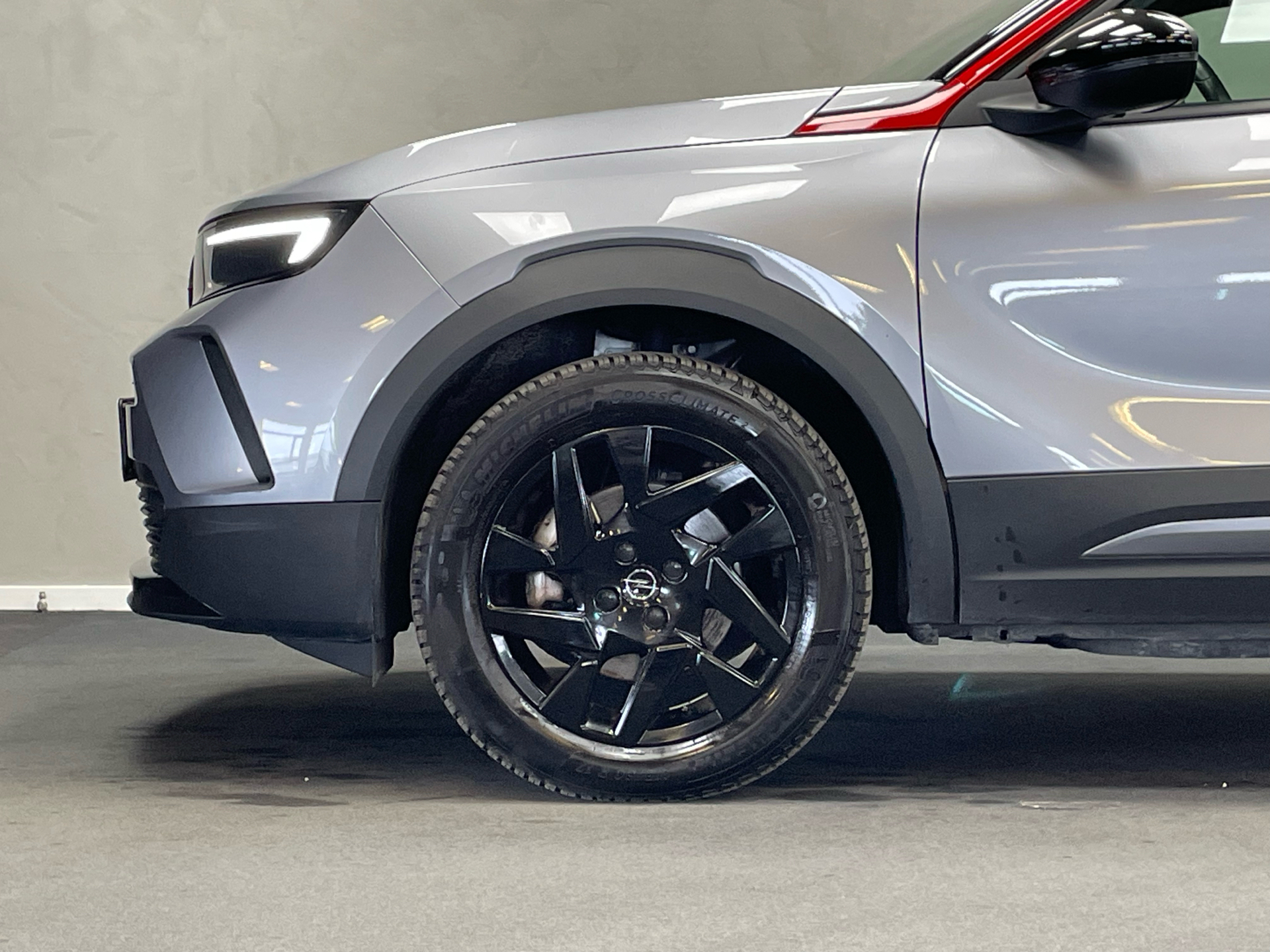 Grå Opel Mokka-e fra 2021