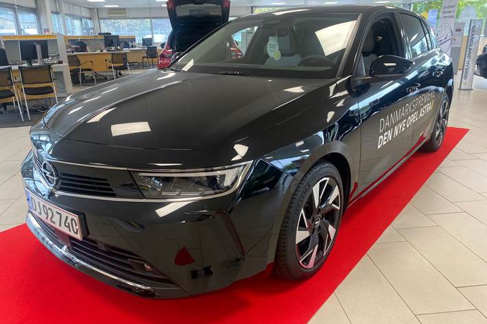 Sort Opel Astra fra 2022 set udefra