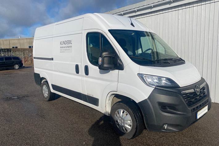 Hvid Opel Movano fra 2022