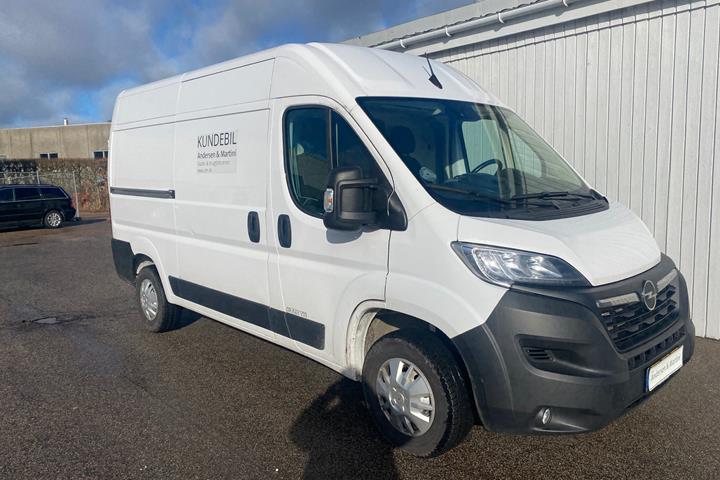 Hvid Opel Movano fra 2022