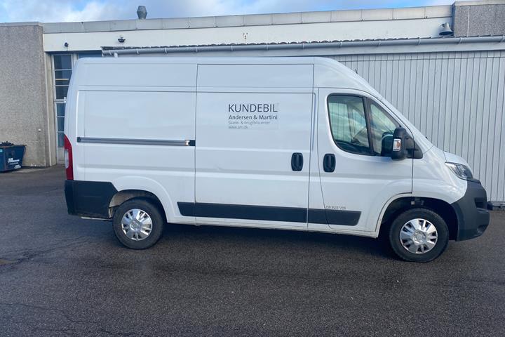 Hvid Opel Movano fra 2022