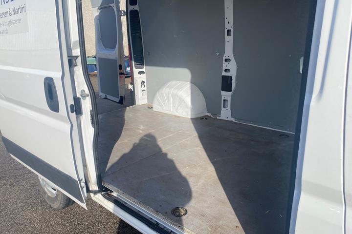 Hvid Opel Movano fra 2022