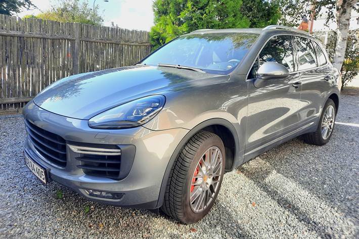 Grå Porsche Cayenne Turbo fra 2015