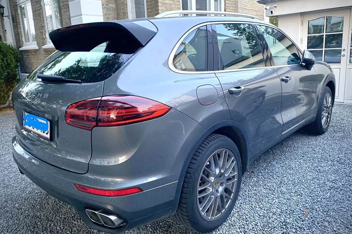 Grå Porsche Cayenne Turbo fra 2015
