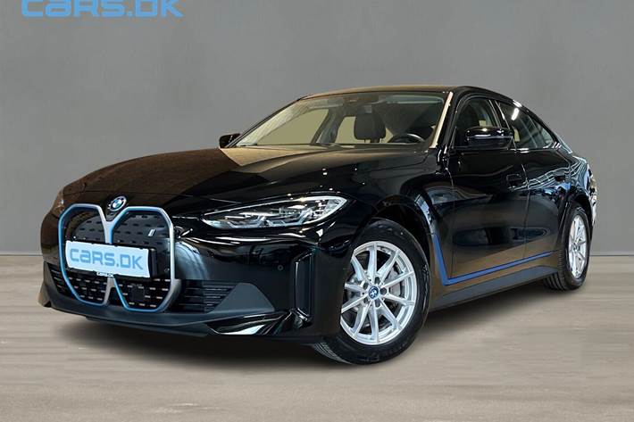 Sort BMW i4 fra 2023 set udefra