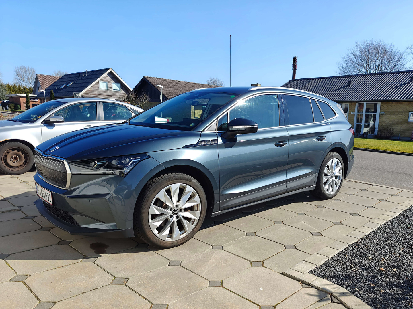 Blå Skoda Enyaq fra 2021