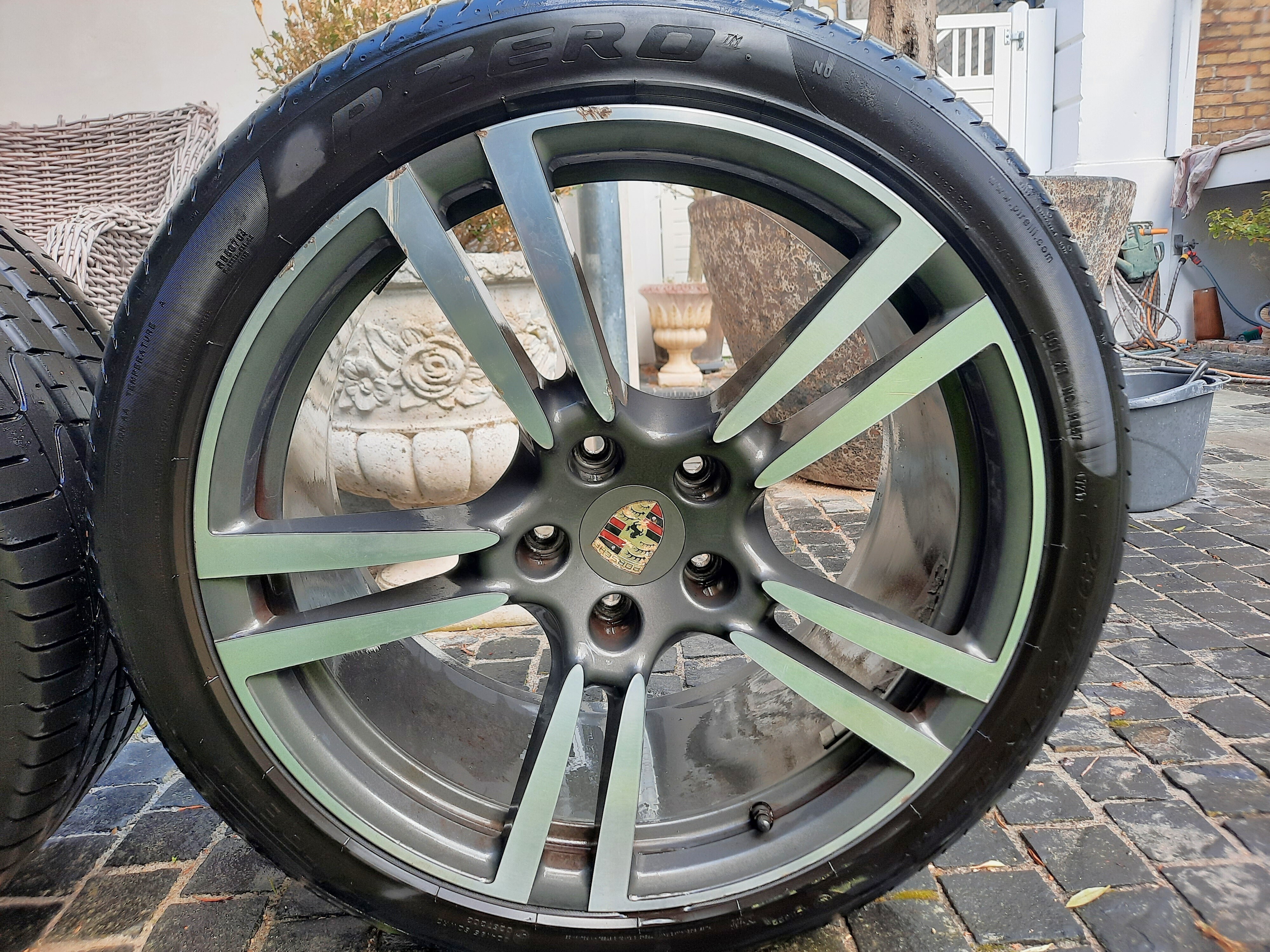 Grå Porsche Cayenne Turbo fra 2015