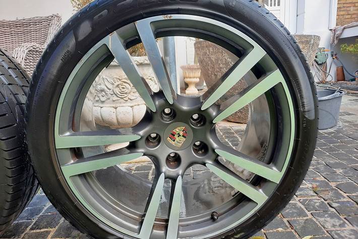 Grå Porsche Cayenne Turbo fra 2015