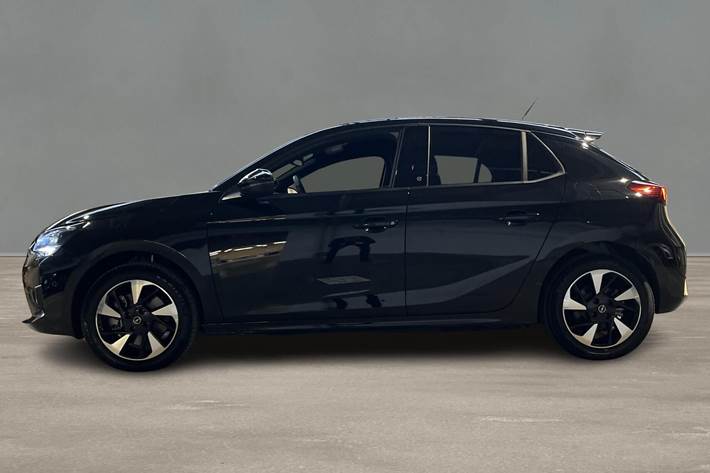 Sort Opel Corsa-e fra 2024