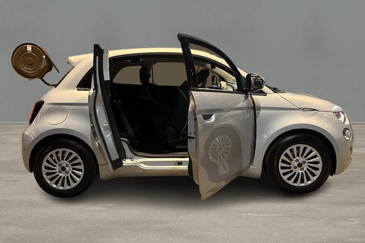 Blå Fiat 500e fra 2024