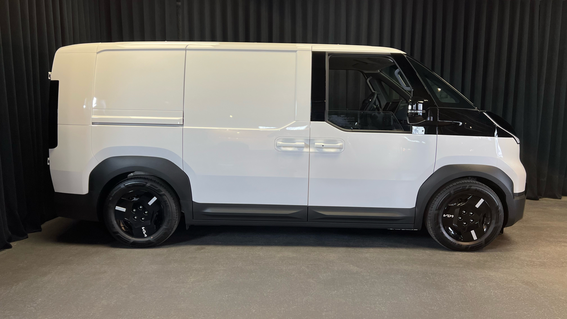 Kia PV5 Cargo L2H1 EL Long Range Work 163HK Van Aut.