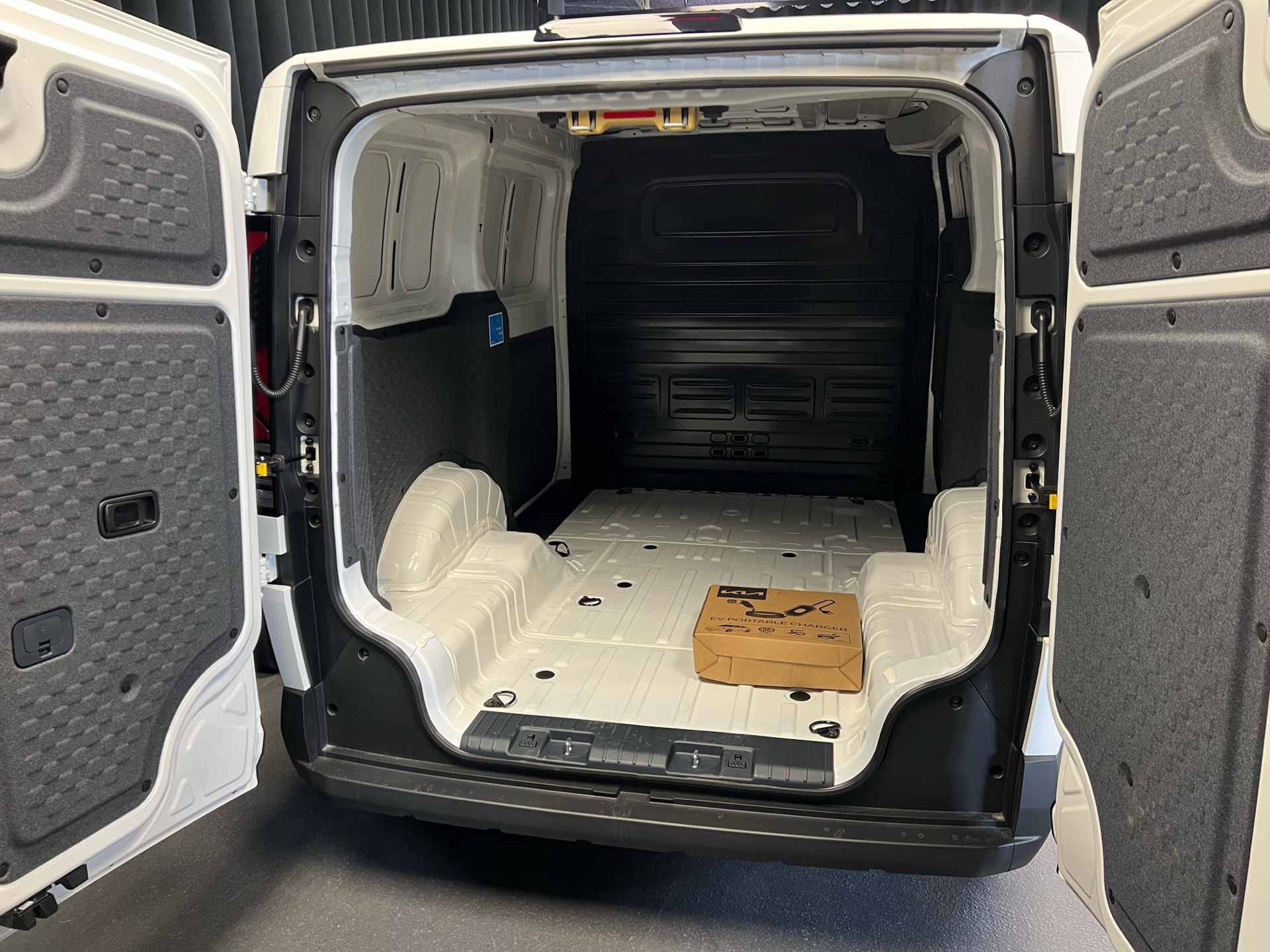 Kia PV5 Cargo L2H1 EL Long Range Work 163HK Van Aut.