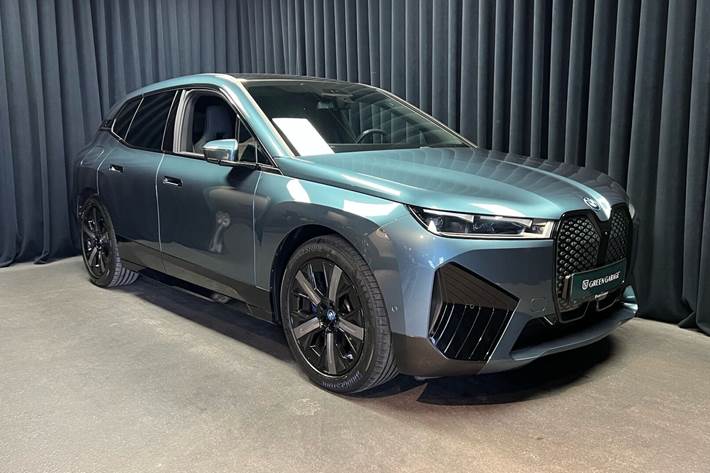 Blå BMW iX fra 2023 set udefra