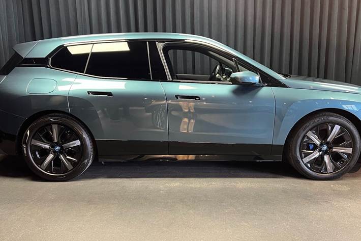 Blå BMW iX fra 2023