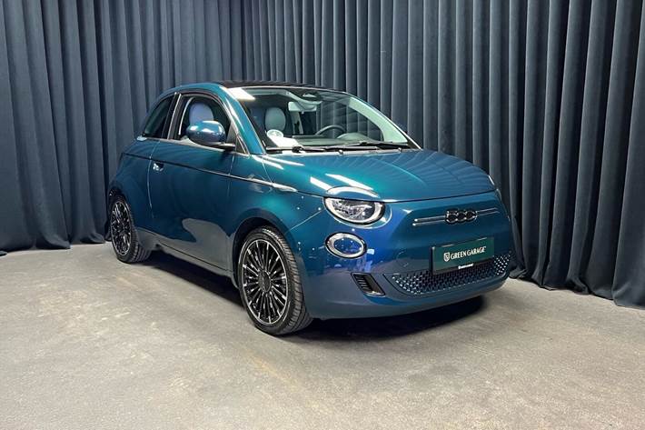 Blå Fiat 500e fra 2022 set udefra