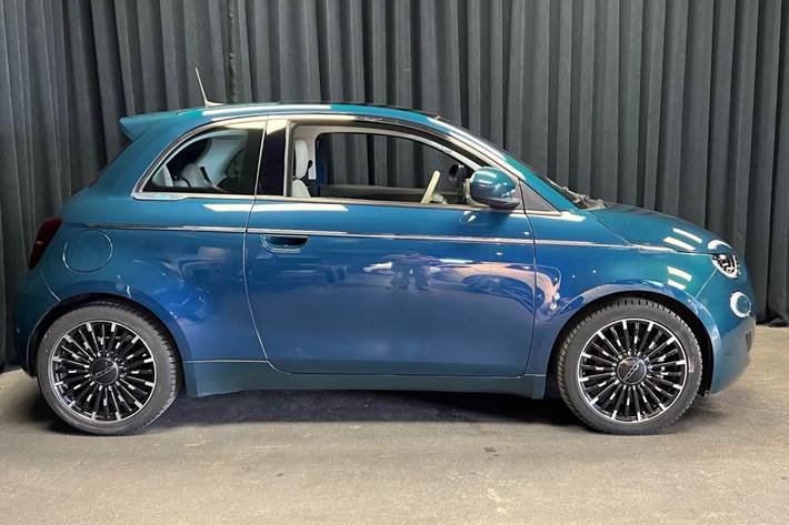 Blå Fiat 500e fra 2020