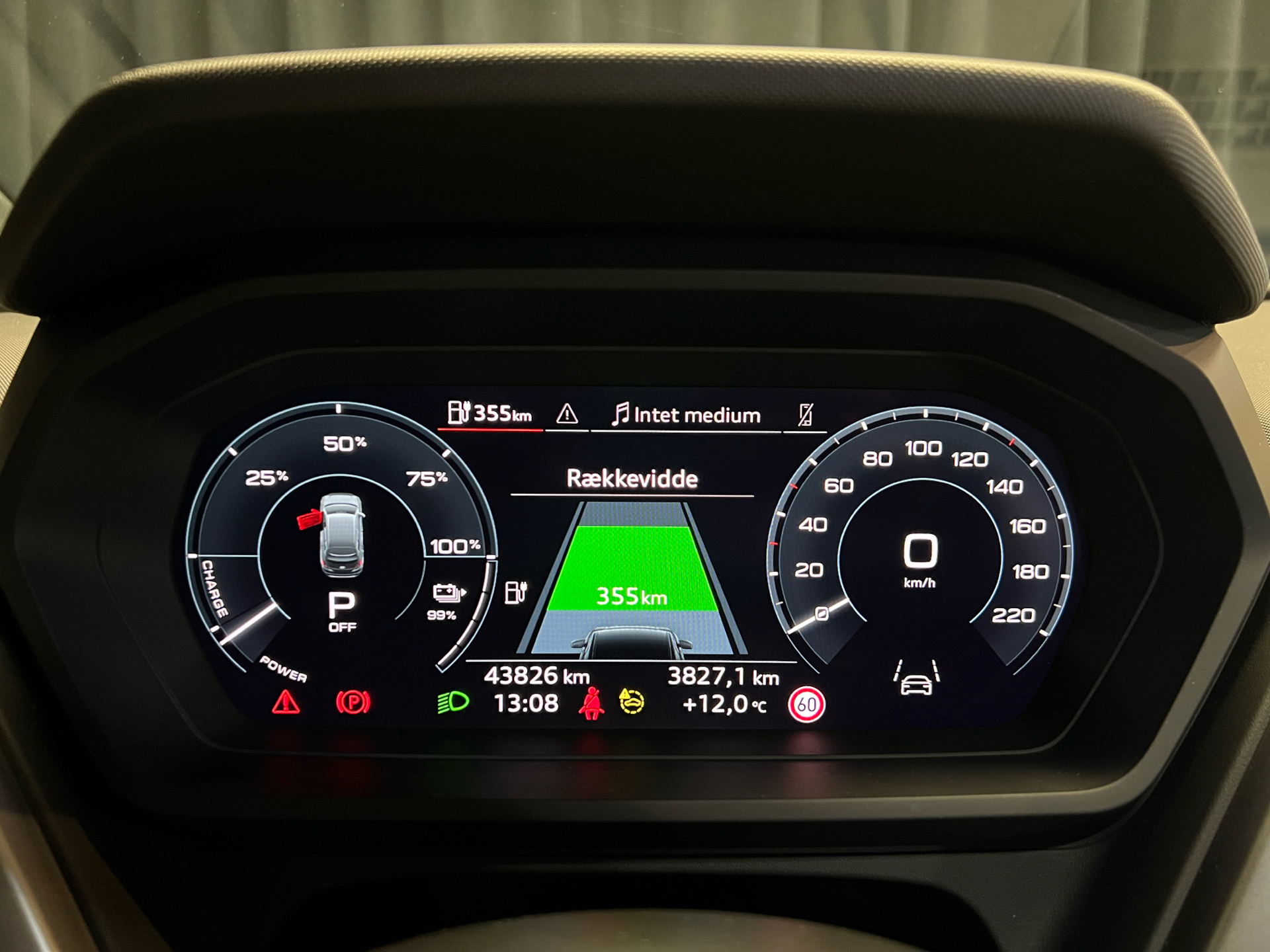 Blå Audi Q4 fra 2022