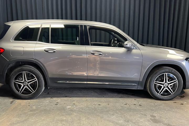 Grå Mercedes EQB 250+ fra 2025