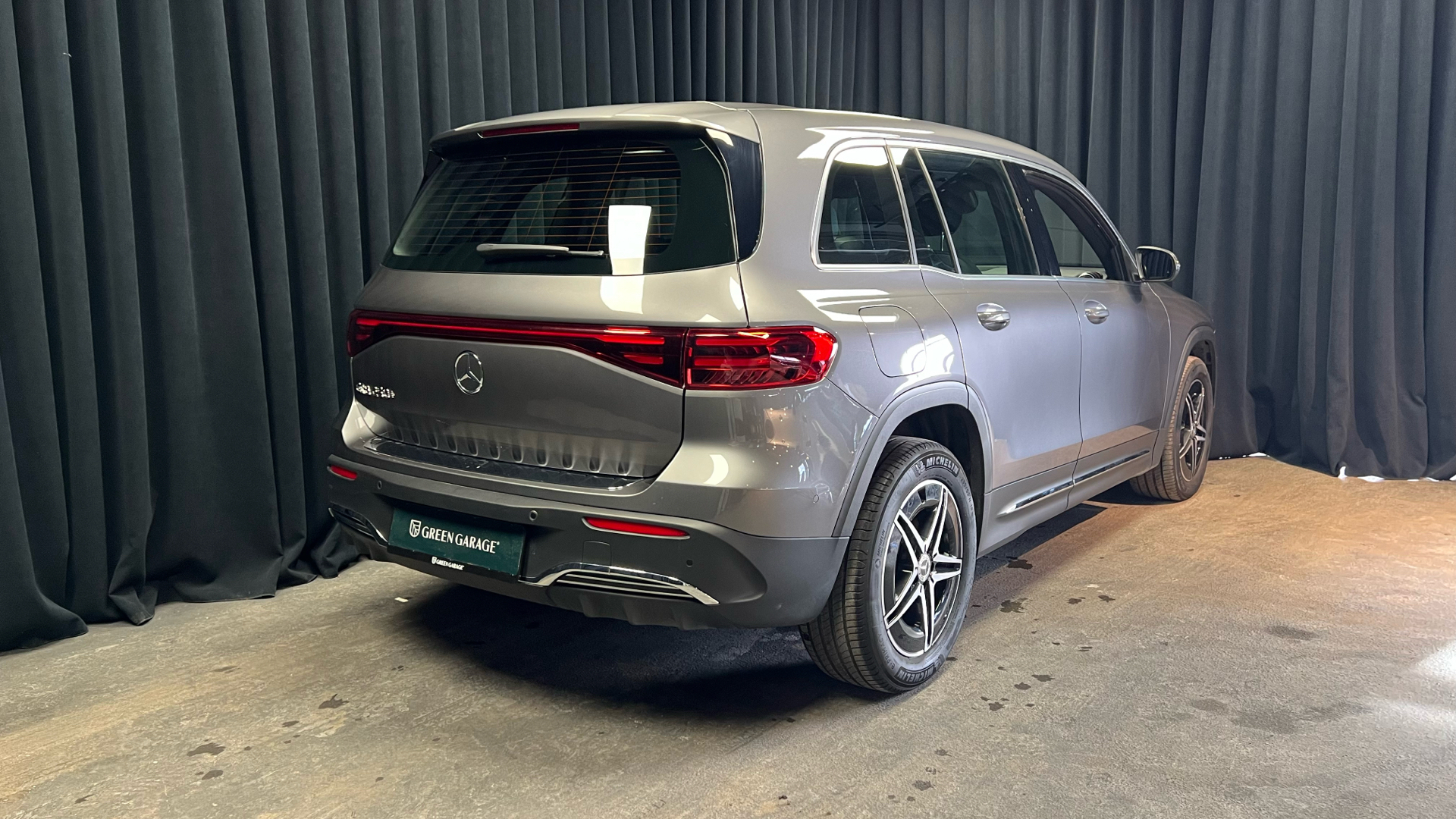 Grå Mercedes EQB 250+ fra 2025