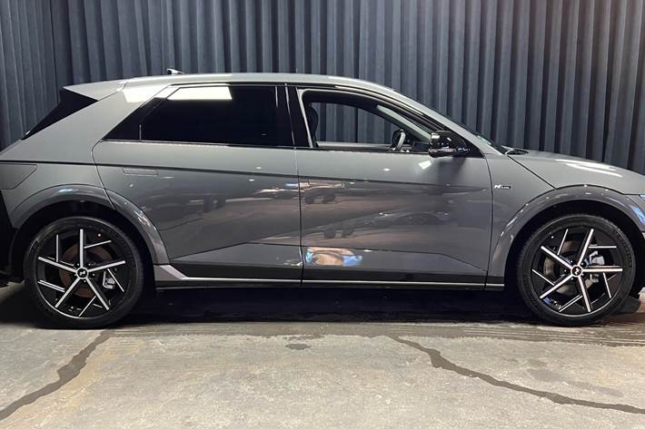Grå Hyundai Ioniq 5 fra 2026
